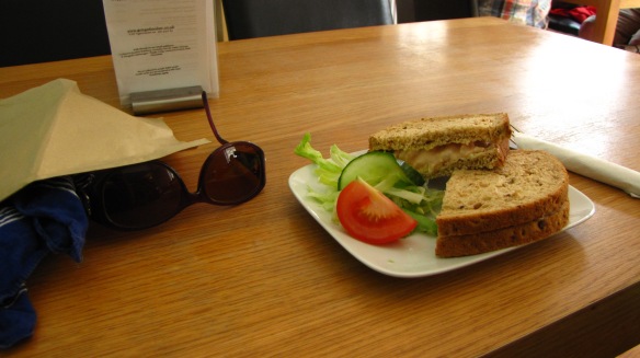 Een verdiende lunch met een Prawn Marie Rose Sandwich.